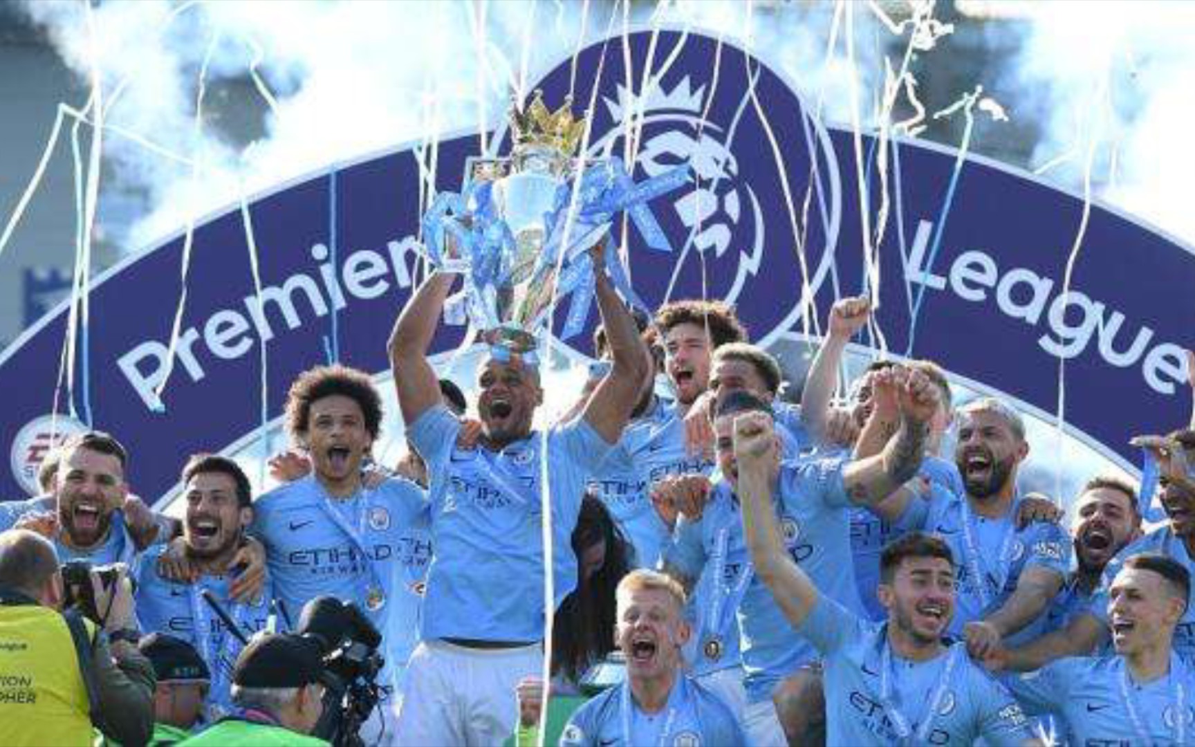 展伴随着违 展伴随着违